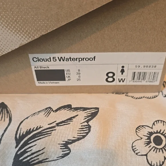 On Running Cloud 5 Womens Black Sneakers - Picture 2 of 4